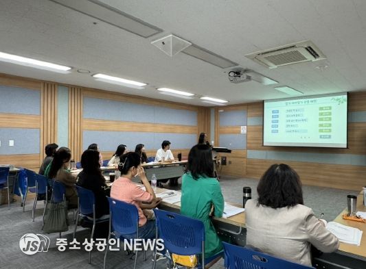 전남 도내 교사들이 직무(실행)연수에 참여해 ‘읽기따라잡기 수업 패턴’을 주제로 강사의 설명을 경청하고 있다.