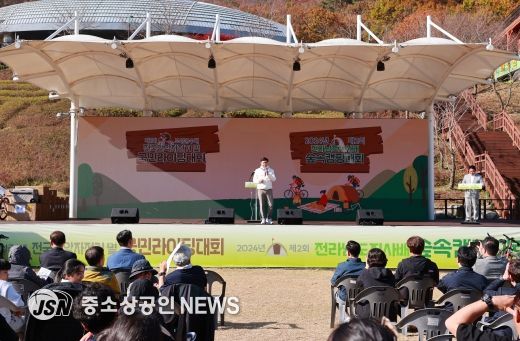 제1회 보성군수배 전국산악자전거 및 국민라이딩 대회 대성황_‘제1회 보성군수배 전국 산악자전거 및 국민라이딩 대회’에서 김철우 군수가 축사를 하고 있다.
