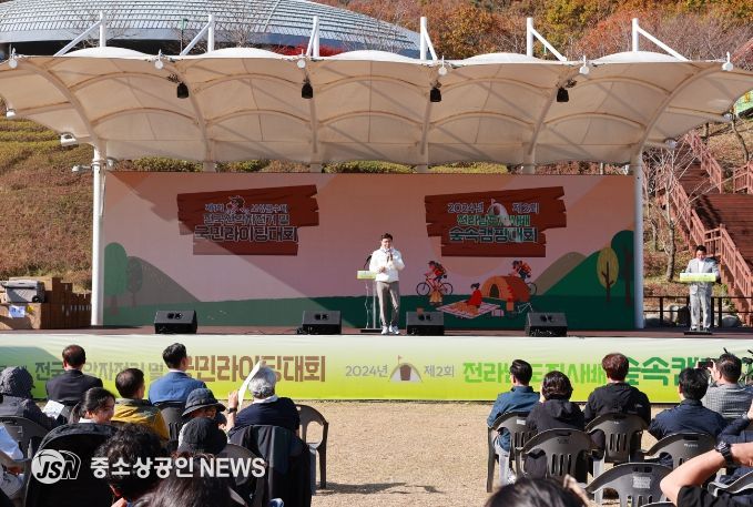 ‘2024년 제2회 전라남도지사배 숲속 캠핑대회’ 성료_김철우 군수가 축사를 하고 있다