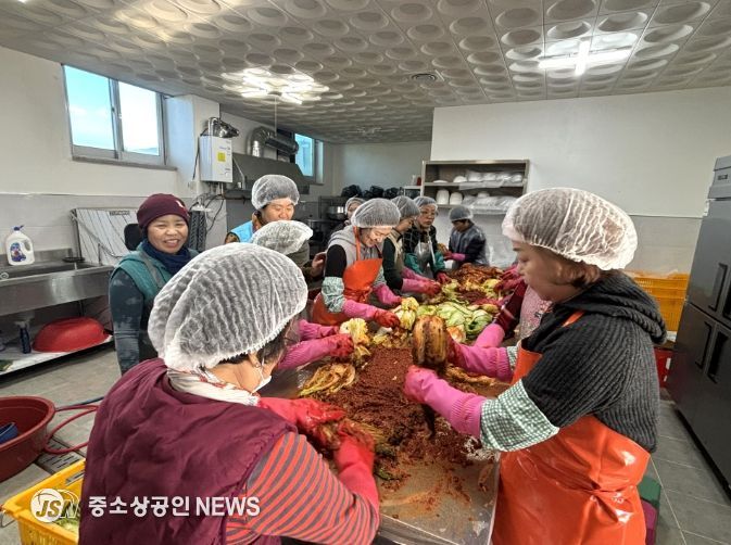 보성군, 웅치면 여성자원봉사회 ‘사랑의 김장 나눔 행사’ 열어_‘웅치면 여성자원봉사회’에서 취약계층에 전달할 김장 김치를 담그고 있다