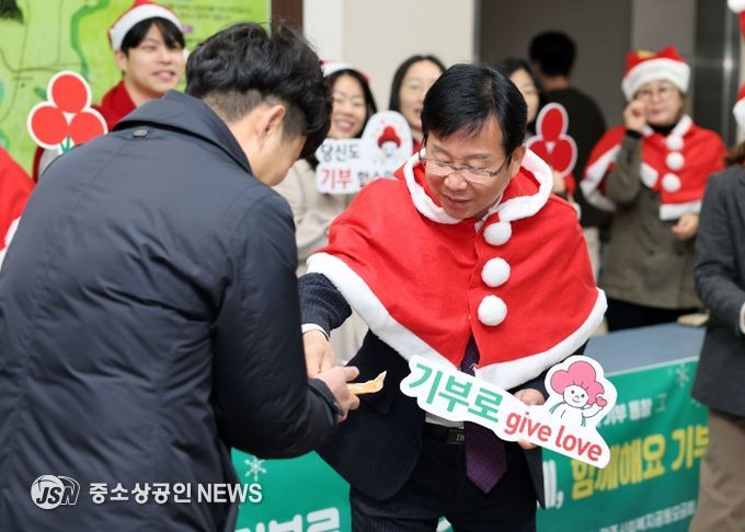 광산구 ‘희망 2025 나눔 캠페인’ 공직자 참여 홍보 사진.