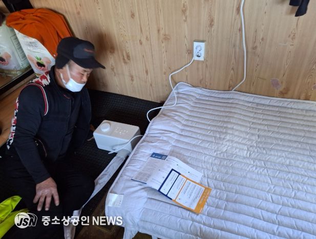 보성군, 선제적 노인맞춤돌봄서비스로 한파 속 훈훈한 감동의 물결 흘러_ 강 모 어르신께 노인복지관에서 제공한 후원 물품인 온수매트를 설치해 드렸다