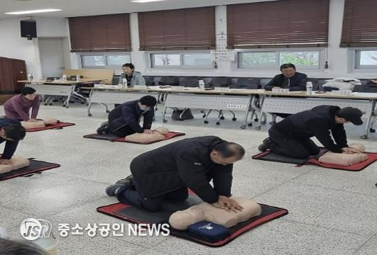 마네킹을 이용한 심폐소생술 실습 장면
