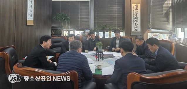 지난 3.31. 강서구청장실에서 김형찬 강서구청장(9시방향)이 부산시, 부산교통공사 등과 함께 회의를 진행하고 있다.