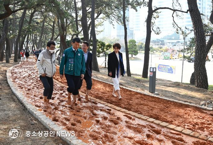 해운대해수욕장에 새로운 건강․힐링 명소가 될 해운대 바다 황톳길이 탄생했다. 사진은 4일 오 후 4시 준공식 장면.