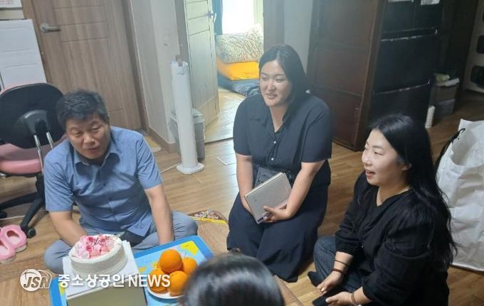 임창복 강진읍장이 한부모에게 선물을 전달하고 있는 모습.