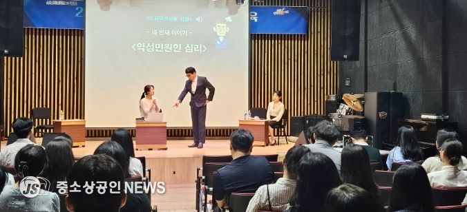 강진군이 신규 공직자와 민원업무 담당자를 대상으로 친절교육을 가졌다.