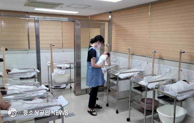 강진군이 전국 최고의 육아수당 정책으로 2년 연속 합계출산율 2위를 기록했다. 사진은 신생아실.