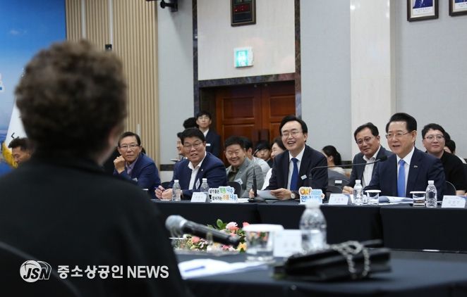 윤병태 시장(왼쪽)과 김영록 도지사(오른쪽)가 2일 나주시청 대회의실에서 열린 ‘전남 정책비전 투어’에 참여했다.