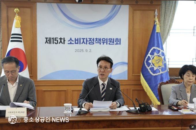 김민석 국무총리가 2일 세종대로 정부서울청사에서 열린 제15차 소비자정책위원회를 주재하고 있다.