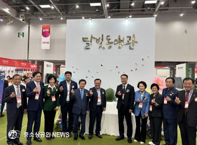 김영문 문화경제부시장이 3일 대구전시컨벤션센터에서 열린 ‘2025 대구식품산업전’에 참가해 달빛동맹관을 살펴본 뒤 기념촬영을 하고있다./광주광역시 제공