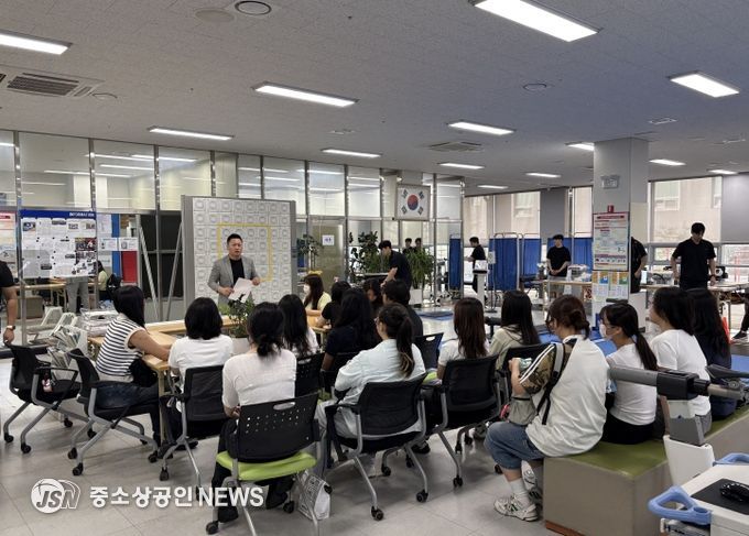 김석환 스포츠과학연구원장이 3일 오전 연구원에서 광주여대 자원봉사 인력들을 대상으로 최종(5차) 리허설을 진행하고 있다.