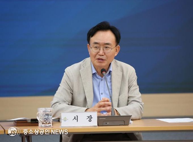 윤병태 시장이 보고회에 참석한 간부 공직자들에게 민생 위주 정책 추진을 당부하고 있다(사진 제공-나주시)