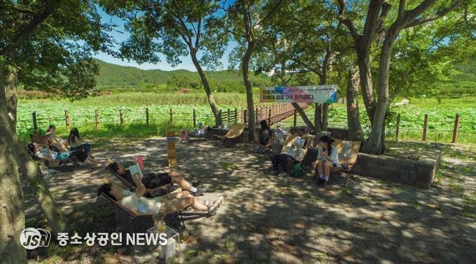 병영면 홍교 하고저수지에서 한가로이 책을 읽고 있는 모습