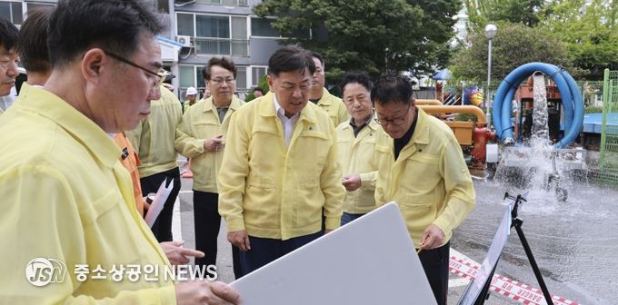 김관영 전북특별자치도지사는 6일부터 7일까지 내린 집중호우로 침수 피해를 입은 군산 문화삼성아파트 및 문화동 상가를 찾아 주민들을 위로하고 피해 현황과 응급복구 상황을 점검 및 이재민 불편 최소화를 당부하고 있다.