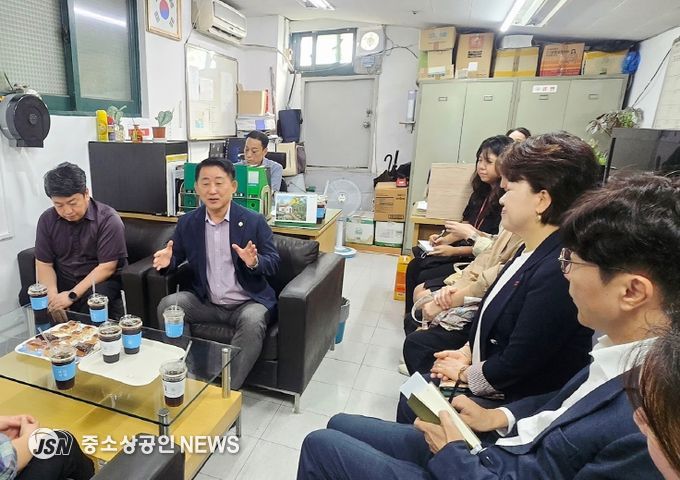 서철모 서구청장 관저동 골목상권 방문 장면