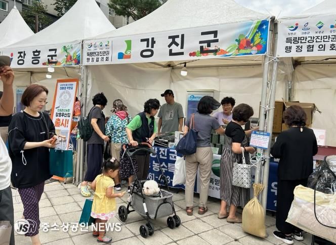 서울 강남 도곡렉슬아파트 내에서 열린 직거래장터 모습.
