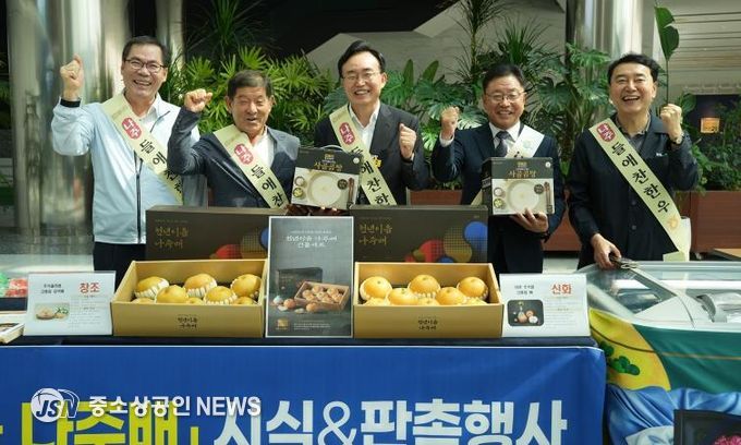 나주시는 추석 명절을 앞두고 한전KDN 등 빛가람혁시도시 공공기관 임직원들을 대상으로 나주시 브랜드인 ‘나주들애찬한우’와 ‘천년이음나주배’ 판촉 활동에 나섰다.