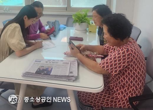 군민들이 보건소에서 워크온 사용법에 대해 듣고 있다.