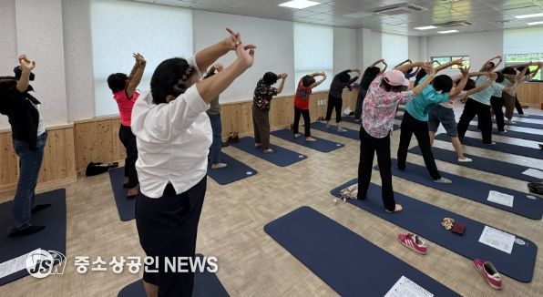 대상자들이 체성분검사를 하고 있다. 2. 대상자들이 운동프로그램에 참여하고 있다.