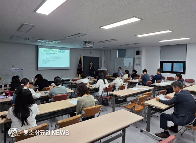 곡성군 복지 업무 담당자들이 역량강화 교육에 참여하고 있는 모습