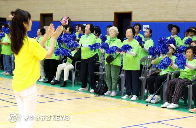 ‘어머니 한글학교’가 강진국민체육센터 제1실내체육관에서 가을운동회를 개최했다.