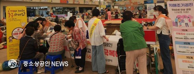 강진군이 강진읍시장일대 에서 ‘치매극복의 날’ 캠페인을 실시했다.