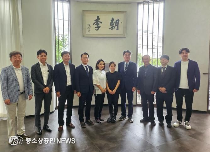 강진군과 ㈜이조원이 일본 오사카 현지에서 강진쌀 이용 한식당 현판식을 가졌다.