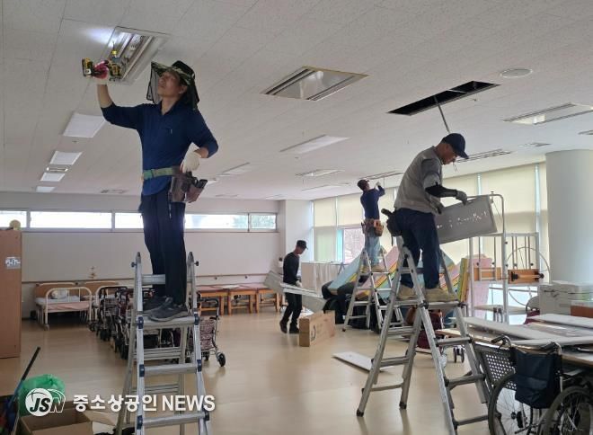 강대표와 전문기술자들이 조명을 교체하고 있다.