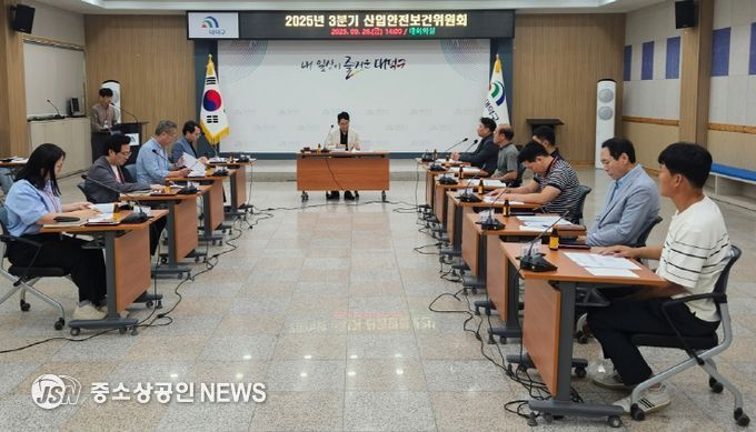 노기수 부구청장과 근로자․사용자 위원 등 산업안전보건위원들이 26일 대회의실에서 2025년 제3분기 산업안전보건위원회 회의를 진행하고 있다.