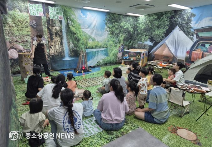 어린이와 가족들이 팝업놀이터에서 놀이 체험을 하고 있다.