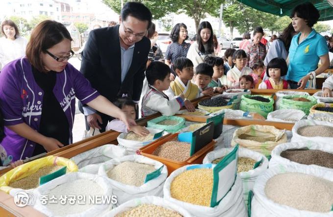 박희조 동구청장이 지난달 29일 추석 명절을 앞두고 인동시장을 찾아 장보기를 하는 모습