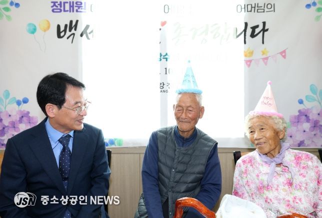 강진원 강진군수가 100세 어르신 위안행사에서 청려장을 전하고 있다.