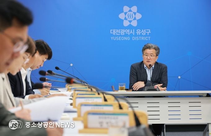 정용래 유성구청장이 25일 간부회의를 주재하고 있다.