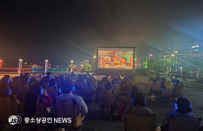 여수시는 지난 4일 소호동동다리 대광장에서 시민과 관광객 100여 명이 참여한 ‘동백 무비 나이트’ 5회차를 끝으로 올해 프로그램을 성황리에 마무리했다.