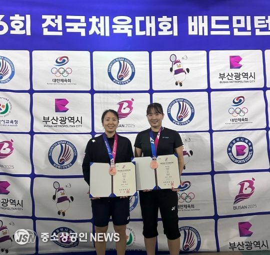 화순군청 배드민턴부(왼쪽부터 김보민, 정나은 선수)