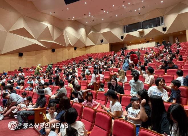 피터팬 공연이 끝나고 객석에서 사진 촬영이 한창인 모습.