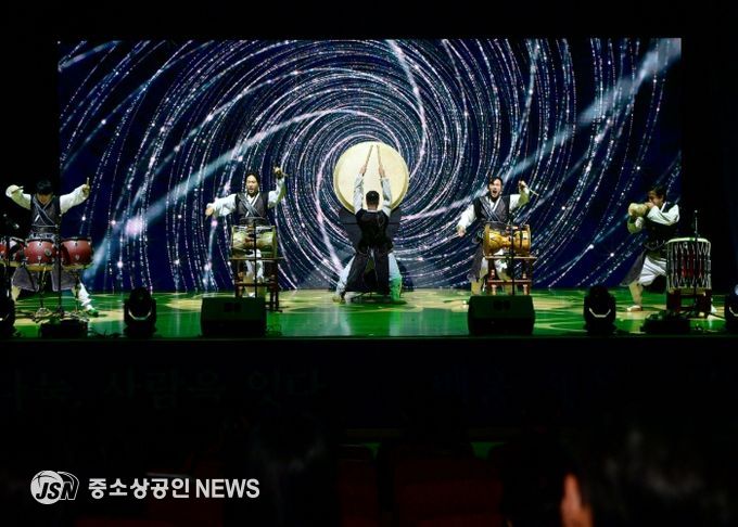 지난 9월 15일 장성아카데미 30주년 기념 공연을 맡은 '빛춤타'. 장성군 제공