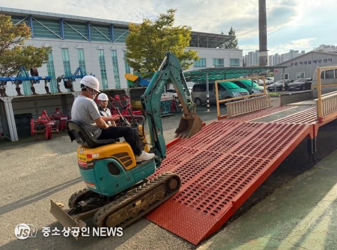 농기계 사용 교육 중인 모습