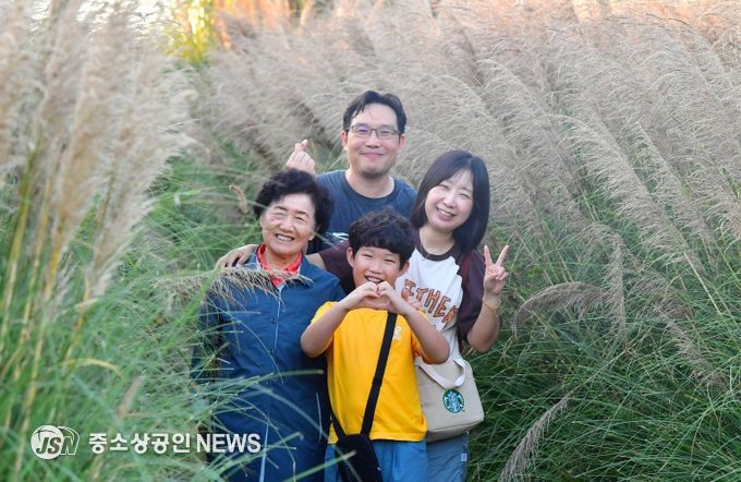 내려받기장성 황룡강을 찾은 가족이 팜파스 그라스 사이에서 포즈를 취했다.