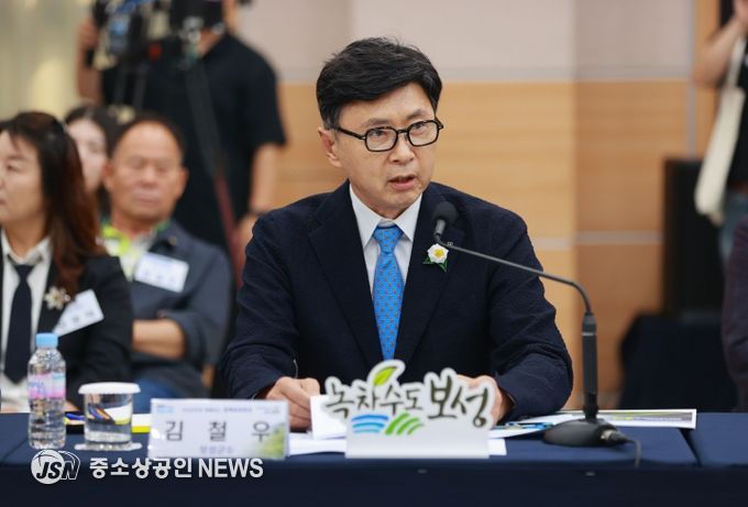 보성군, ‘2025년 전라남도 정책비전투어’ 성황리 개최_김철우 보성군수가 환영사를 말씀하고 있다.