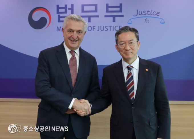 필리포 그란디(Filippo Grandi) 유엔난민기구(UNHCR) 최고대표와 정성호 법무부 장관