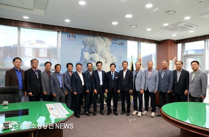 공영민 고흥군수, 이장단 협의회와 소통간담회 가져... - 왼쪽 8번째부터 류병석 고흥군 이장단 협의회장, 공영민 고흥군수