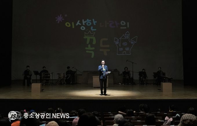 윤병태 시장이 지난 14일 나주문화예술회관에서 열린 종합예술극 ‘이상한 나라의 꼭두’ 공연에 앞서 인사말을 하고 있다.