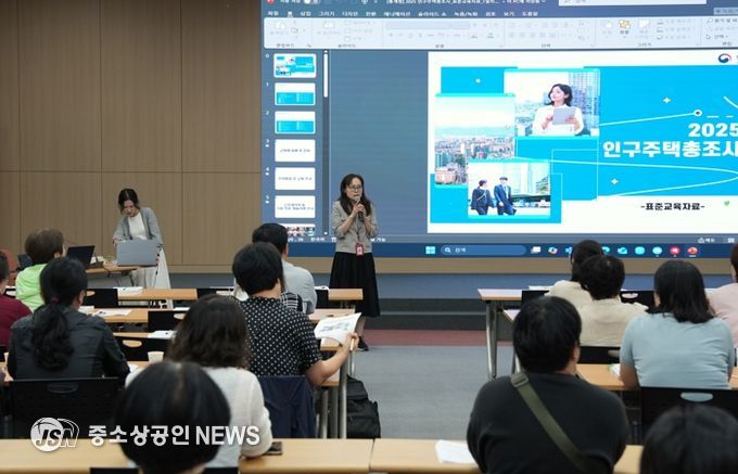 나주시가 시청 대회의실에서  ‘2025 인구주택총조사’ 조사원 집합교육을 실시했다.