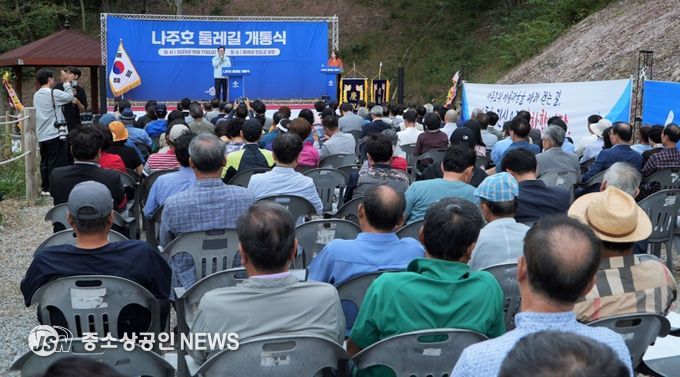 나주시가 지난 17일 둘레길 인도교 광장에서 나주호 둘레길 개통식을 진행했다.