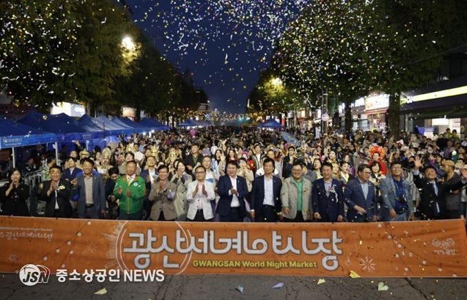 광주광역시교육감 이정선이 지난 18일 광산구 월곡동 목련로 일원에서 광주 광산구 주최로 열린 ‘광산세계야시장’에서 기념사진을 촬영하고 있다.