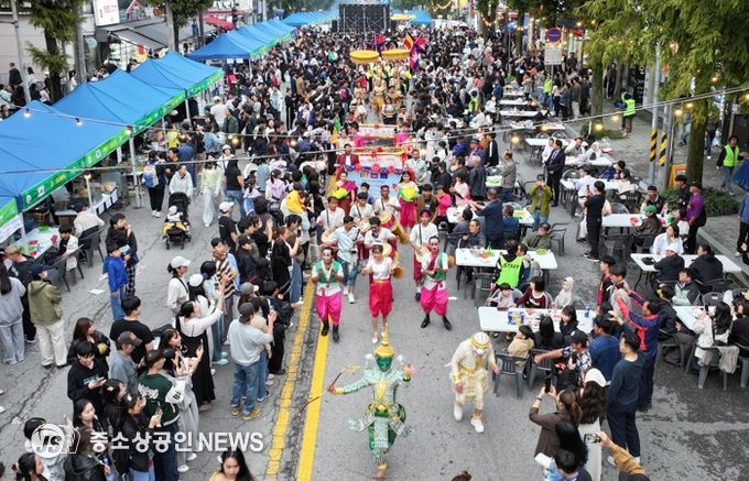 지난 18일 월곡 목련로 일대에서 열린 2025 광산세계야시장퍼레이드 모습