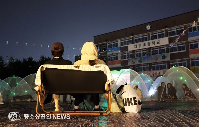 지난 18일 월국동 대반초등학교 운동장에서 제3회 모기장 영화제를 개최했다.
