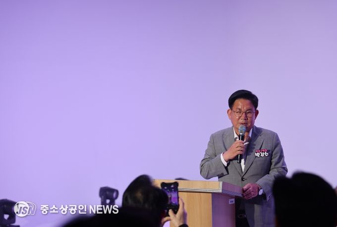 서울디자인고 글로벌 디자인 페스타 패션쇼에 참석한 박강수 마포구청장